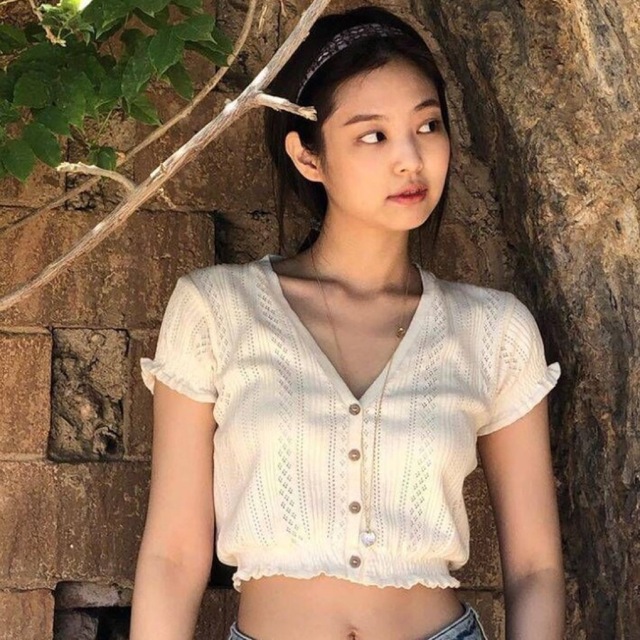 BLACKPINK jennie ジェニー着用 Vネック フリル シャツ - 通販 - olbi.com
