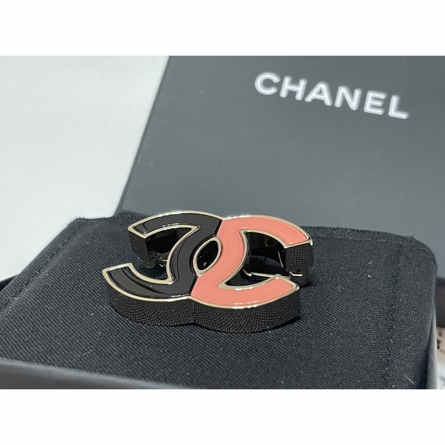 CHANEL(シャネル)のCHANEL シャネル　ブローチ　ココマーク　ピンク　ブラック　黒　ゴールド レディースのアクセサリー(ブローチ/コサージュ)の商品写真