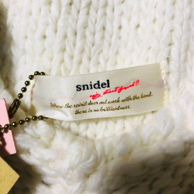 SNIDEL(スナイデル)の【新品】snidel スナイデル ポンチョ ニット あったか ゆるダボ レディースのジャケット/アウター(ポンチョ)の商品写真