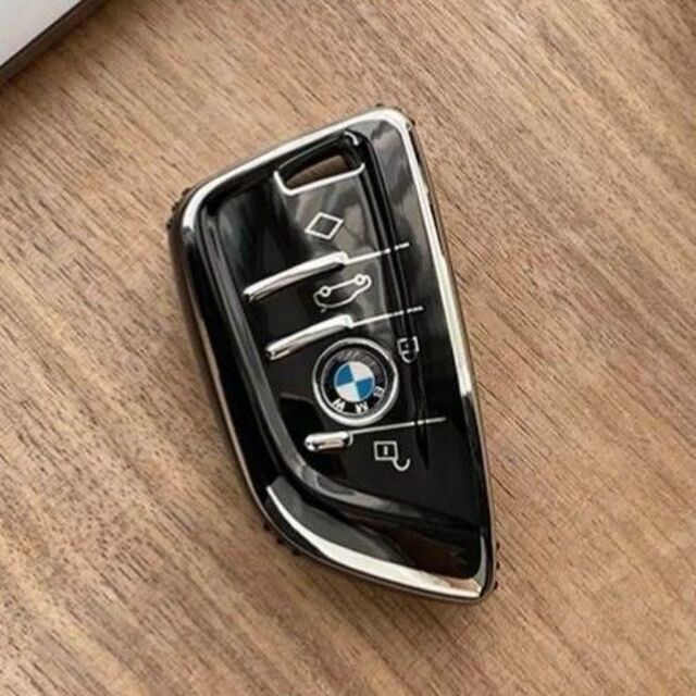 BMW(ビーエムダブリュー)のBMW キーケース 2点 黒 白 ブラック ホワイト キーカバー g20 g30 自動車/バイクの自動車(車内アクセサリ)の商品写真