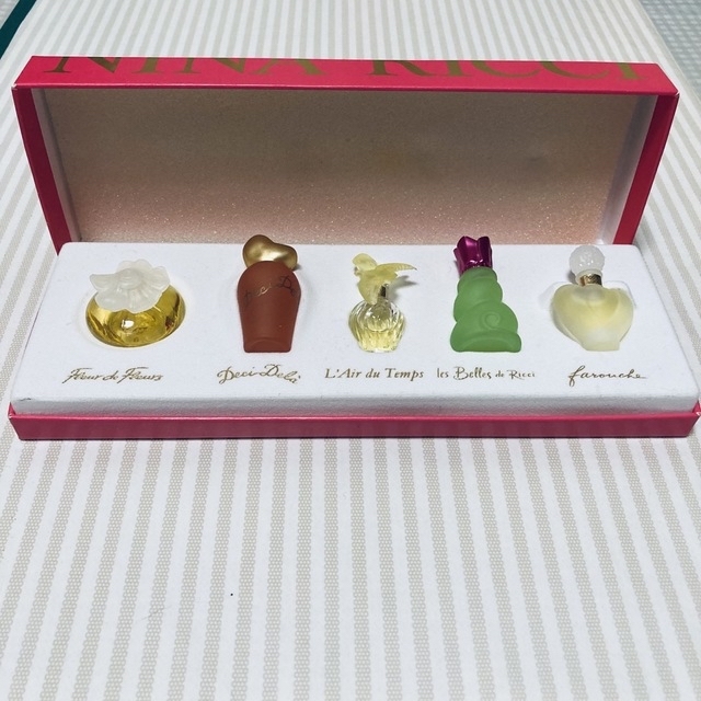 NINA RICCI(ニナリッチ)のNINA RICCI 未使用 ニナリッチ香水 ミニボトル5本セット コスメ/美容の香水(香水(女性用))の商品写真