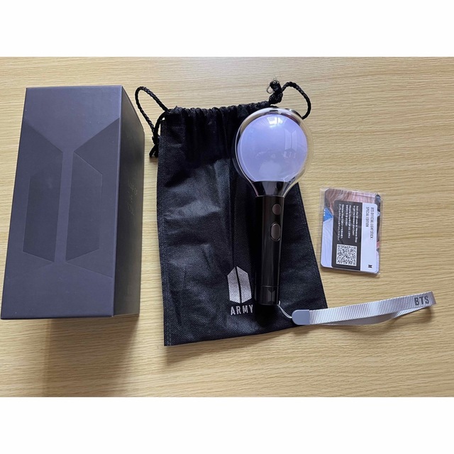 防弾少年団(BTS)(ボウダンショウネンダン)のBTS OfficialLightstick MOSEdition トレカ付き エンタメ/ホビーの声優グッズ(ペンライト)の商品写真