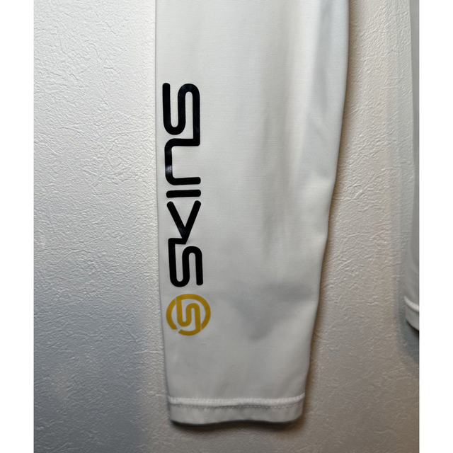 SKINS(スキンズ)の【SKINS】コンプレッションウェア ロングスリーブ サイズM スポーツ/アウトドアのランニング(ウェア)の商品写真