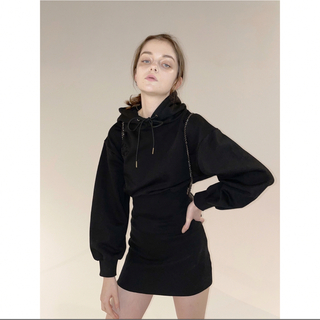 エピヌ(épine)のÉé embroidery hoodie onepiece black(ミニワンピース)