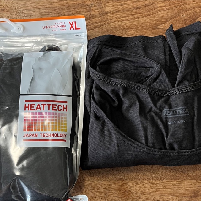 UNIQLO(ユニクロ)のユニクロ　ヒートテック２枚　HEATTECH 黒　XL 未使用　Uネック　八分袖 レディースの下着/アンダーウェア(アンダーシャツ/防寒インナー)の商品写真