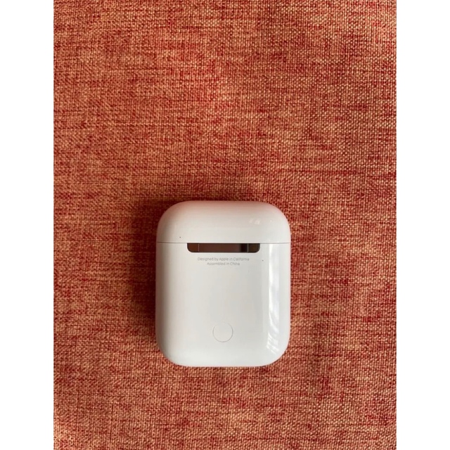 Apple(アップル)のAirPods 第二世代　充電ケース スマホ/家電/カメラのスマホアクセサリー(その他)の商品写真