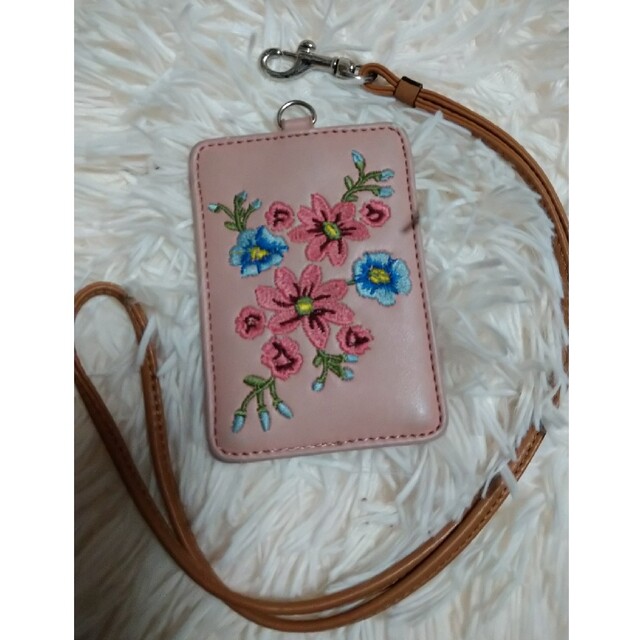 パスケース　ピンク花柄 レディースのファッション小物(パスケース/IDカードホルダー)の商品写真