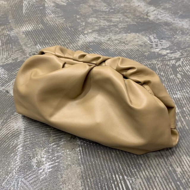 ガマグチギャザー ショルダーバッグ デザイン ベージュ レザー プチプラ 通販 レディースのバッグ(ショルダーバッグ)の商品写真