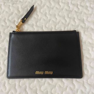 ミュウミュウ(miumiu)の値下げ　新品　ミュウミュウ　マルチケース　レザー　財布　カードケース　パスケース(財布)