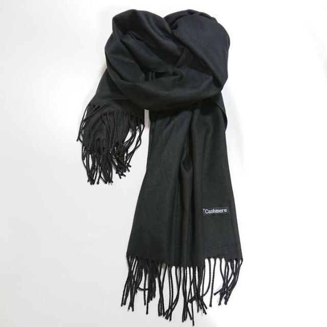 ブラック　黒　マフラー　スカーフ　ストール　大判　防寒　秋　冬　シンプル レディースのファッション小物(マフラー/ショール)の商品写真