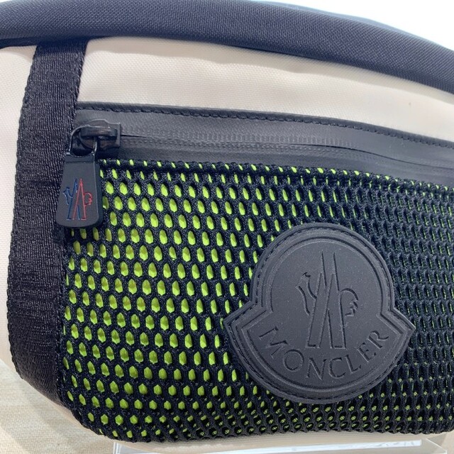 MONCLER(モンクレール)のモンクレール ウエストバッグ ボディバッグ ホワイト メンズのバッグ(ボディーバッグ)の商品写真