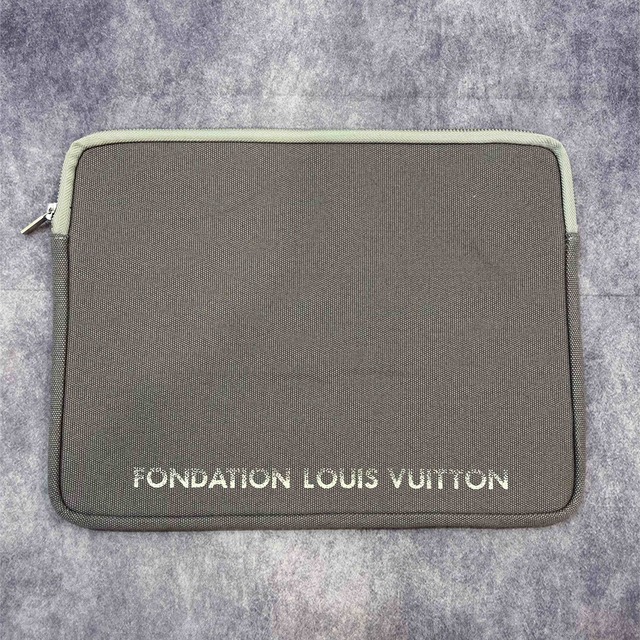 LOUIS VUITTON(ルイヴィトン)のフォンダシオン ルイヴィトン PCケース 13インチ グレー レディースのバッグ(その他)の商品写真