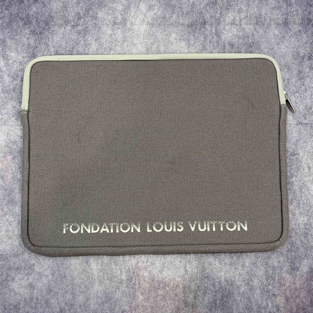 LOUIS VUITTON(ルイヴィトン)のフォンダシオン ルイヴィトン PCケース 13インチ グレー レディースのバッグ(その他)の商品写真