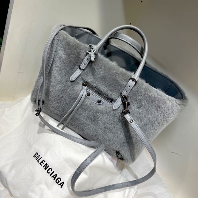 Balenciaga(バレンシアガ)のバレンシアガ　ミニトート　ムートン レディースのバッグ(トートバッグ)の商品写真