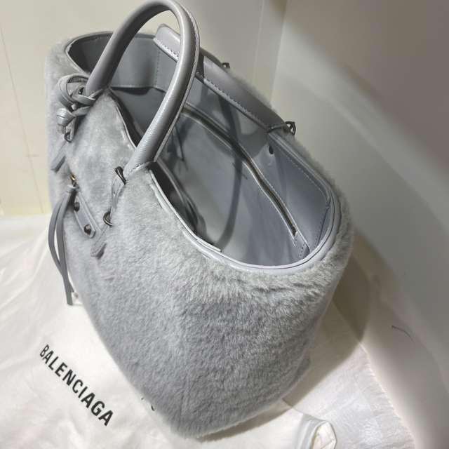 Balenciaga(バレンシアガ)のバレンシアガ　ミニトート　ムートン レディースのバッグ(トートバッグ)の商品写真