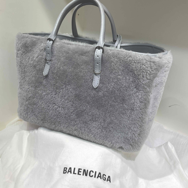 Balenciaga(バレンシアガ)のバレンシアガ　ミニトート　ムートン レディースのバッグ(トートバッグ)の商品写真