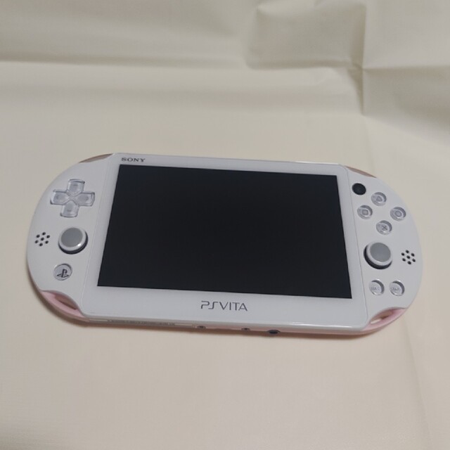 PlayStation Vita(プレイステーションヴィータ)のpsvita 2000  本体 ピンクホワイト エンタメ/ホビーのゲームソフト/ゲーム機本体(携帯用ゲーム機本体)の商品写真