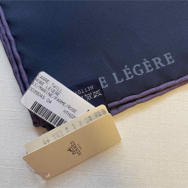 Hermes(エルメス)のエルメス 2022 AW 完売品 カレ90 ローブレジェール スカーフ ネイビー レディースのファッション小物(バンダナ/スカーフ)の商品写真