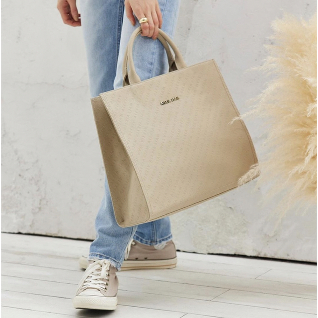 新品　Embossed Logo Square Tote Bag