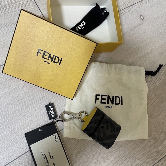 FENDI(フェンディ)のお値下げ‼️ヘッドホンホルダー新品未使用 スマホ/家電/カメラのオーディオ機器(ヘッドフォン/イヤフォン)の商品写真