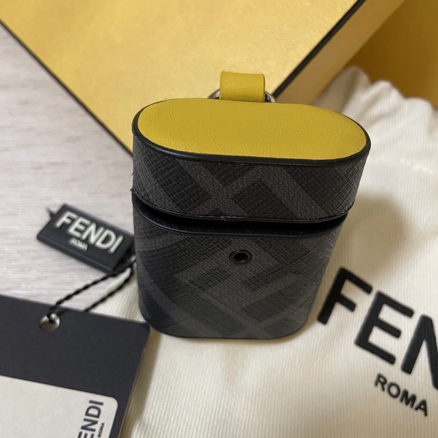 FENDI(フェンディ)のお値下げ‼️ヘッドホンホルダー新品未使用 スマホ/家電/カメラのオーディオ機器(ヘッドフォン/イヤフォン)の商品写真