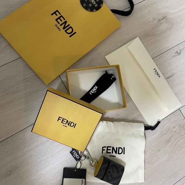 FENDI(フェンディ)のお値下げ‼️ヘッドホンホルダー新品未使用 スマホ/家電/カメラのオーディオ機器(ヘッドフォン/イヤフォン)の商品写真