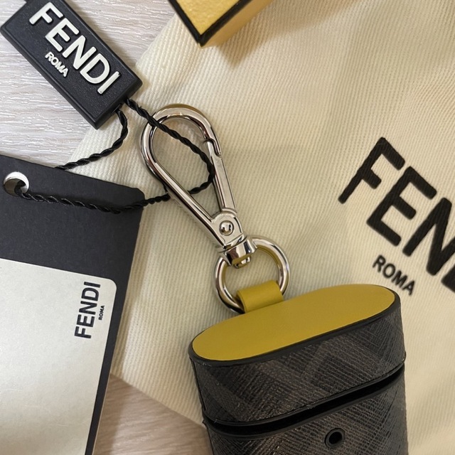 FENDI(フェンディ)のお値下げ‼️ヘッドホンホルダー新品未使用 スマホ/家電/カメラのオーディオ機器(ヘッドフォン/イヤフォン)の商品写真