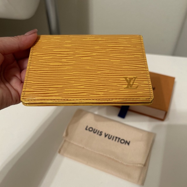 LOUIS VUITTON(ルイヴィトン)のルイヴィトン　エピ　カード入れ　箱付き レディースのファッション小物(名刺入れ/定期入れ)の商品写真