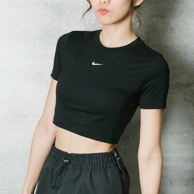 NIKE(ナイキ)の黒M♡ナイキ スポーツウェア エッセンシャル ティー スリム クロップ Tシャツ レディースのトップス(シャツ/ブラウス(半袖/袖なし))の商品写真