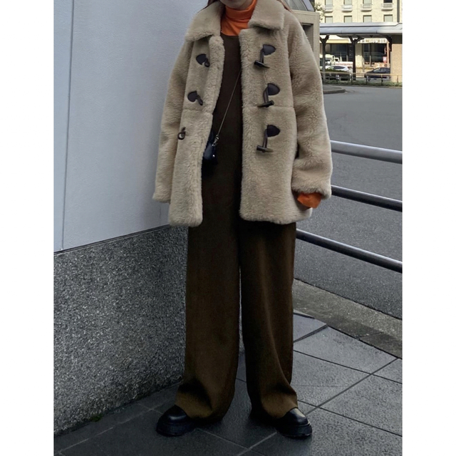 moussy(マウジー)の美品 moussy VOLUME F／FUR MIDDLE コート レディースのジャケット/アウター(毛皮/ファーコート)の商品写真