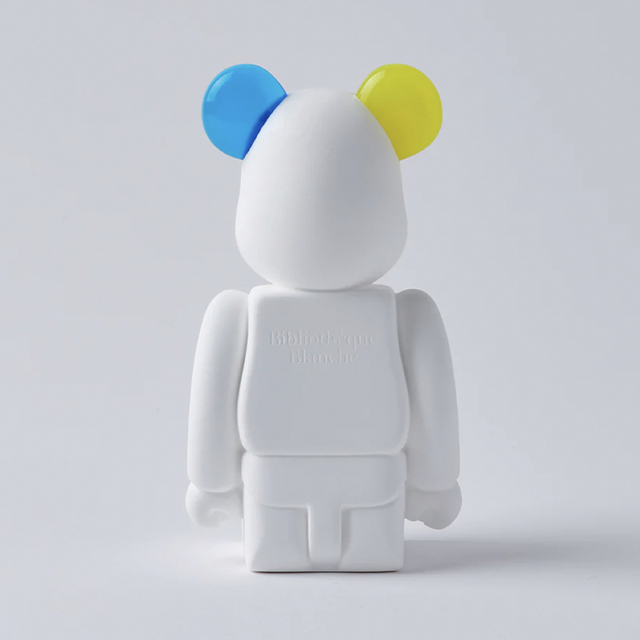 BE@RBRICK(ベアブリック)の新品未開封　ベアブリック　アロマオーナメント　イエロー　ブルー　ベース付き コスメ/美容のリラクゼーション(アロマディフューザー)の商品写真