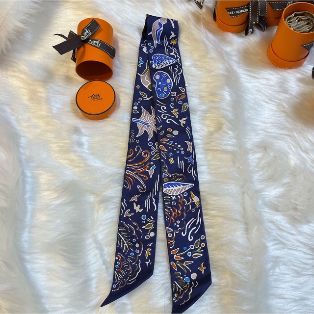 Hermes(エルメス)のHERMES ツイリー 春の島 濃紺 新品未使用 レディースのファッション小物(バンダナ/スカーフ)の商品写真
