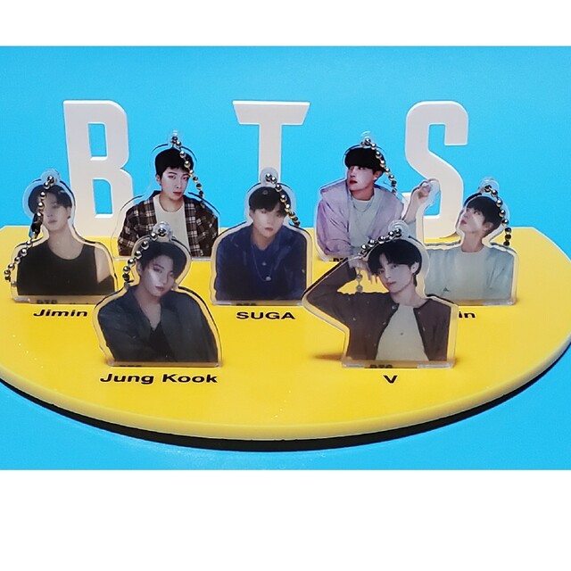 防弾少年団(BTS)(ボウダンショウネンダン)の公認グッズ　BTS 防弾少年団 ステージ　購入価格　￥4980　イエロー　ピンク エンタメ/ホビーのタレントグッズ(アイドルグッズ)の商品写真