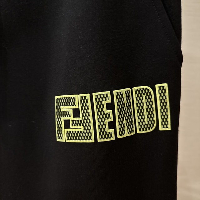 FENDI(フェンディ)の激レア　美品FENDI パーカーセットアップ　ブラック×イエロー メンズのスーツ(セットアップ)の商品写真