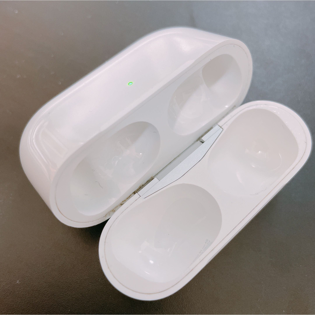 Apple(アップル)の【正規品、純正品】AirPods Pro 充電ケース（MWP22J/A） スマホ/家電/カメラのオーディオ機器(ヘッドフォン/イヤフォン)の商品写真