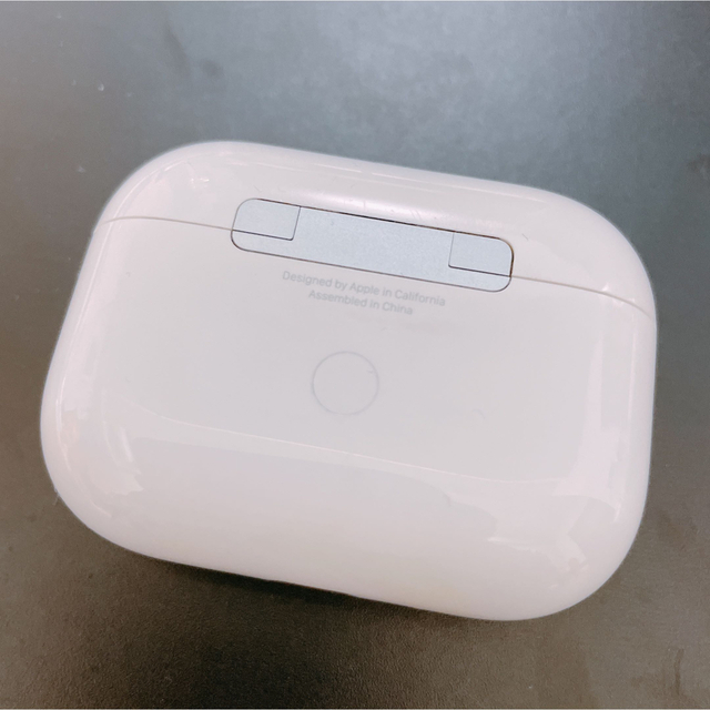 Apple(アップル)の【正規品、純正品】AirPods Pro 充電ケース（MWP22J/A） スマホ/家電/カメラのオーディオ機器(ヘッドフォン/イヤフォン)の商品写真