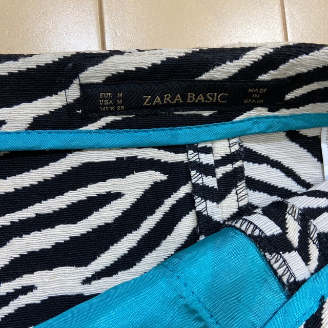 ZARA(ザラ)のZARA BASIC ゼブラ柄 台形 タイトミニ  レディースのスカート(ミニスカート)の商品写真