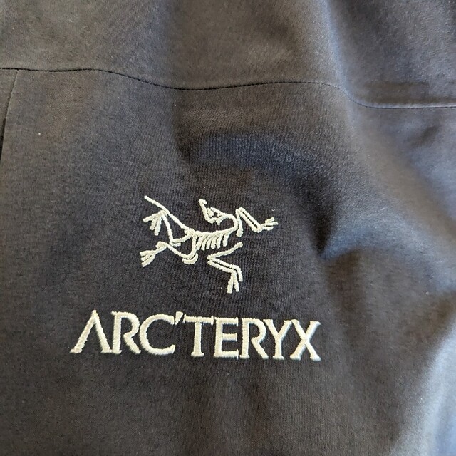 ARC'TERYX(アークテリクス)のアークテリクス　FISSION SV ジャケット メンズのジャケット/アウター(ダウンジャケット)の商品写真