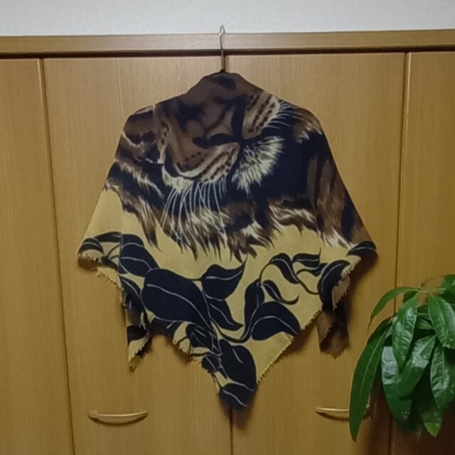 ストール　スカーフ　虎柄 レディースのファッション小物(ストール/パシュミナ)の商品写真