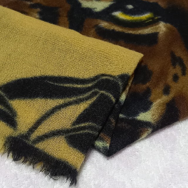 ストール　スカーフ　虎柄 レディースのファッション小物(ストール/パシュミナ)の商品写真