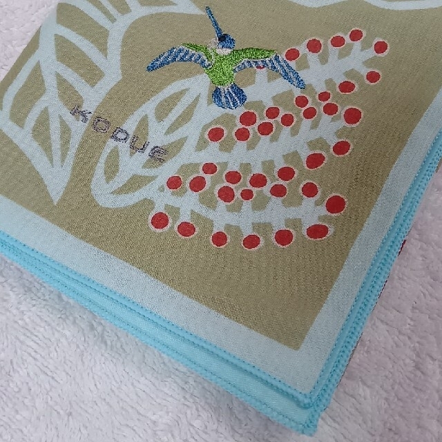 HIBINO KODUE  ハンカチ　刺繍　実を食べた鳥　スカーフ レディースのファッション小物(ハンカチ)の商品写真