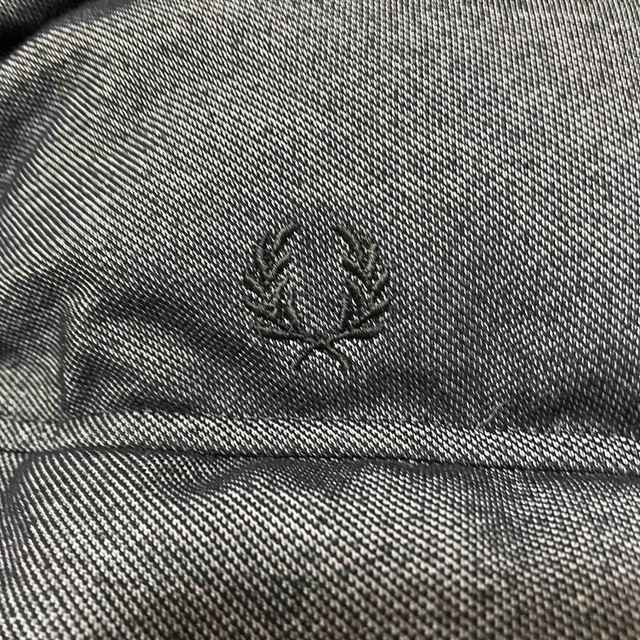 FRED PERRY(フレッドペリー)の☆状態良品☆ フレッドペリー ダウンジャケット グレー ワンポイント 刺繍 メンズのジャケット/アウター(ダウンジャケット)の商品写真