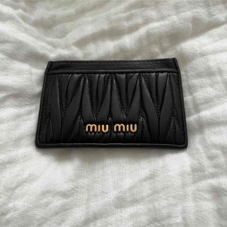 ミュウミュウ(miumiu)のmiumiuカードケース(名刺入れ/定期入れ)