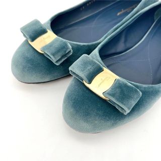 印象のデザイン ヴァリナ フェラガモ ✨極美品✨ 25cm 緑 パンプス
