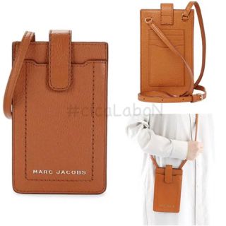 マークジェイコブス(MARC JACOBS)の【新品】マークジェイコブス 携帯ケース ブラウン(iPhoneケース)