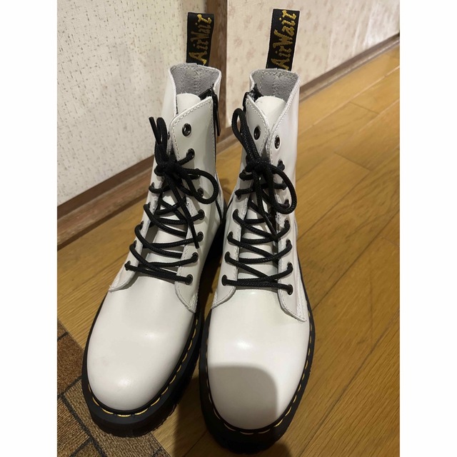 Dr.Martens(ドクターマーチン)のドクターマーチン　ホワイトブーツ　8ホール　厚底 メンズの靴/シューズ(ブーツ)の商品写真