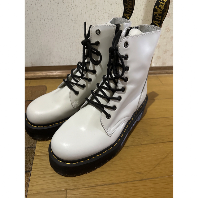 Dr.Martens(ドクターマーチン)のドクターマーチン　ホワイトブーツ　8ホール　厚底 メンズの靴/シューズ(ブーツ)の商品写真