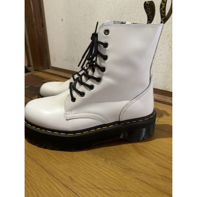 Dr.Martens(ドクターマーチン)のドクターマーチン　ホワイトブーツ　8ホール　厚底 メンズの靴/シューズ(ブーツ)の商品写真