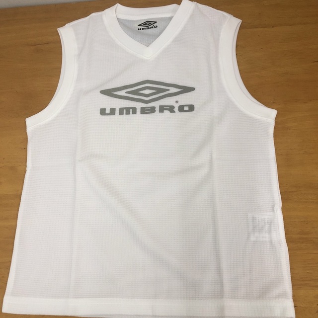 UMBRO(アンブロ)の¥1,000企画　アンブロJRインナーノースリーブシャツ　150  2枚セット スポーツ/アウトドアのサッカー/フットサル(ウェア)の商品写真