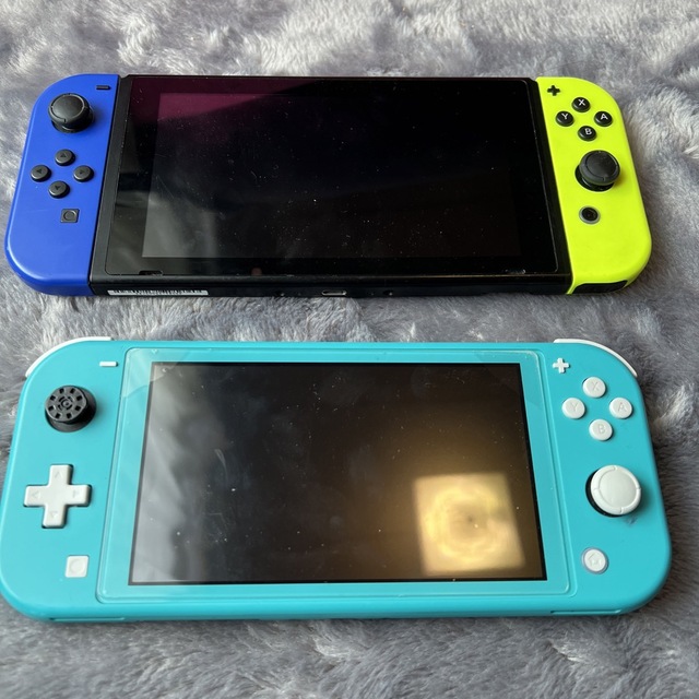 Nintendo Switch(ニンテンドースイッチ)の任天堂SwitchとSwitchライト エンタメ/ホビーのゲームソフト/ゲーム機本体(家庭用ゲーム機本体)の商品写真